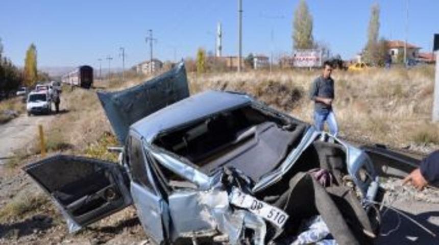 Hemzemin Ge&ccedil;itte Arızalanan Otomobil Trenin Altında Kaldı: 1 Yaralı