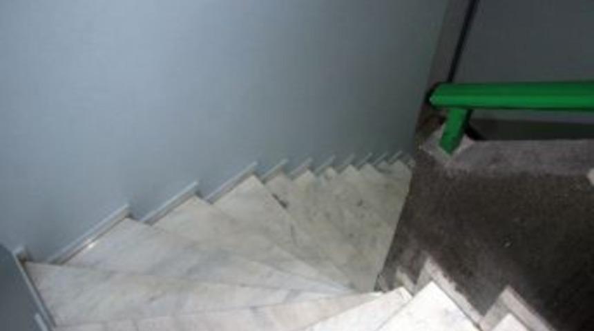 Merdivenlerden D&uuml;şen Şahıs Yaralandı