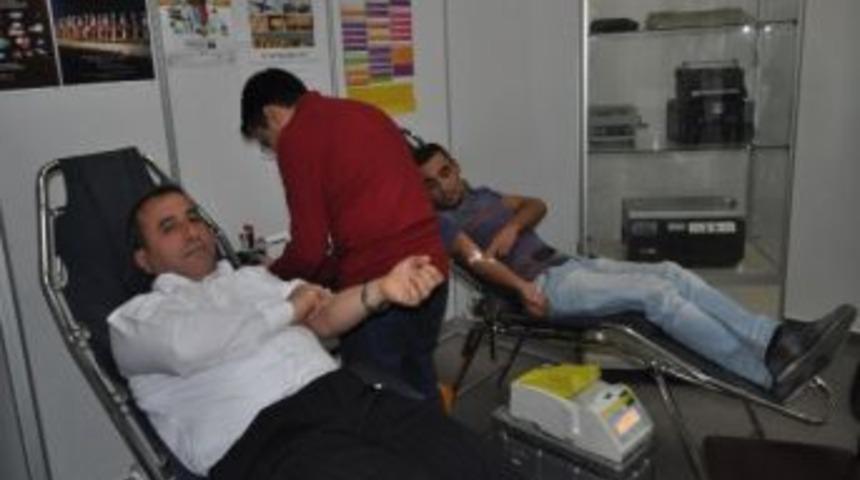 A&uuml; &Ouml;ğrencilerinden Kan Bağışı