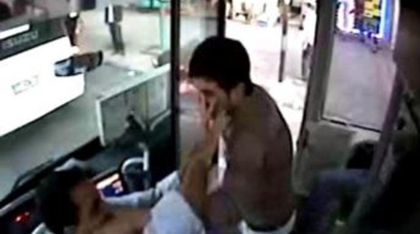 Yol İsteyen Otob&uuml;s S&uuml;r&uuml;c&uuml;s&uuml;n&uuml; D&ouml;vd&uuml;