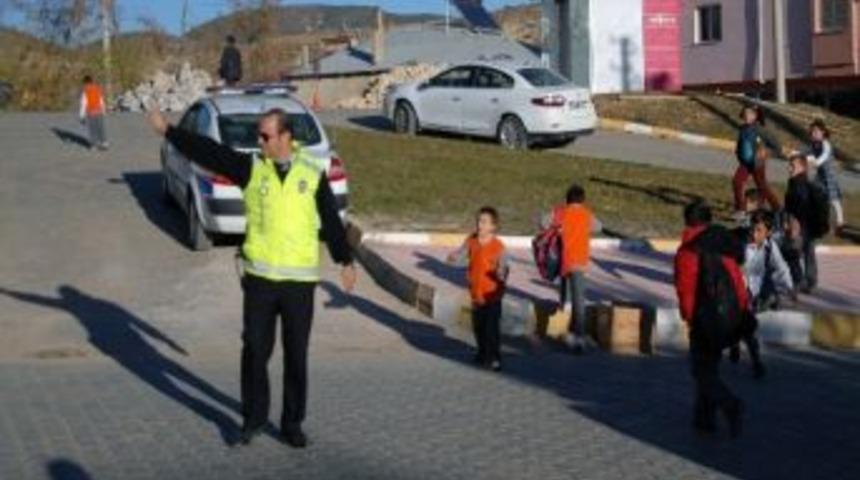 Şiran&rsquo;da &Ouml;ğrencilerin Elinden Trafik Polisi Tuttu