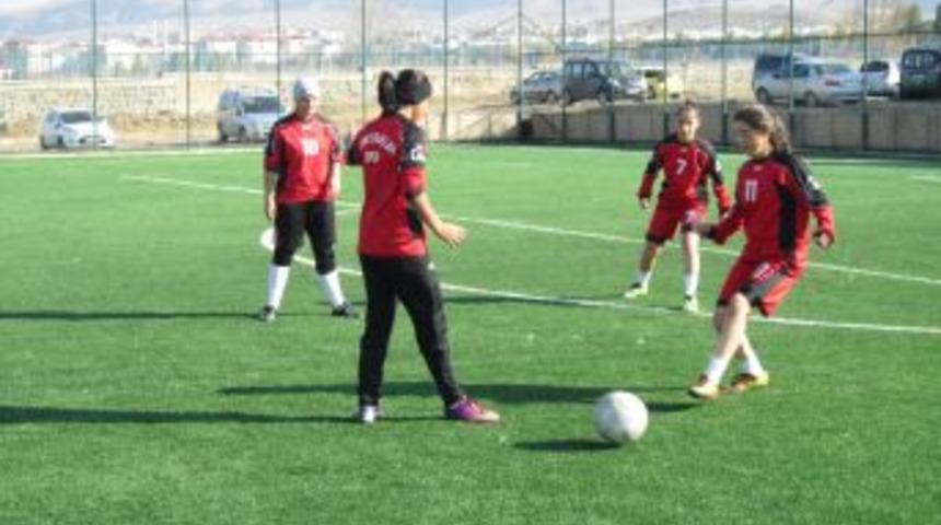 Erzurum'un Tek Bayan Futbol Takımı Destek Bekliyor