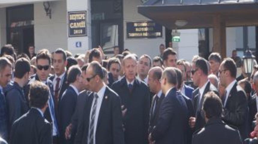 Başbakan Erdoğan, Namaz &Ccedil;ıkışı Vatandaşlara Simit Ikram Etti