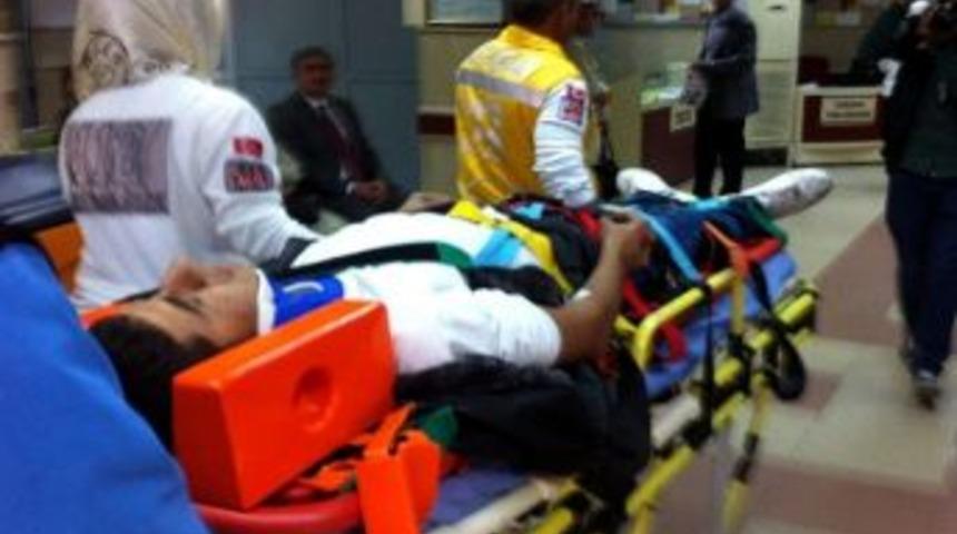 Motosikletle Otomobil &Ccedil;arpıştı: 1 Yaralı