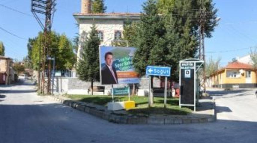 Boz&uuml;y&uuml;k'te Sentetik Futbol Sahası &Ccedil;alışmaları