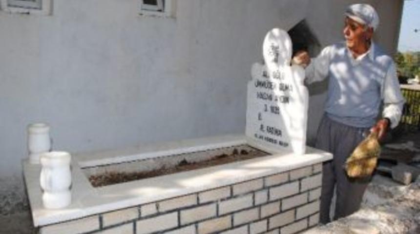 Evinin Kapısına "mezarını" Yaptırdı