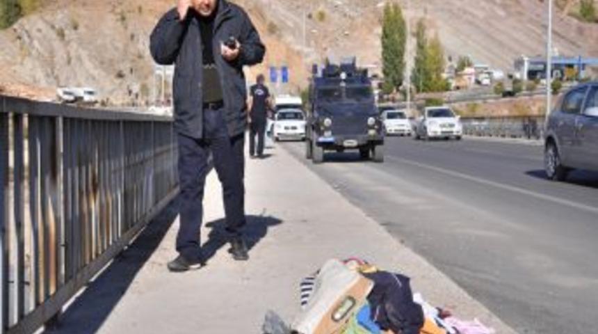 Ş&uuml;pheli Paketten Elbise &Ccedil;ıktı