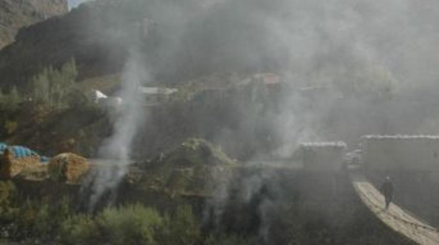 Hakkari'de Bin 500 Bağ Ot, 30 Ton Saman Yandı