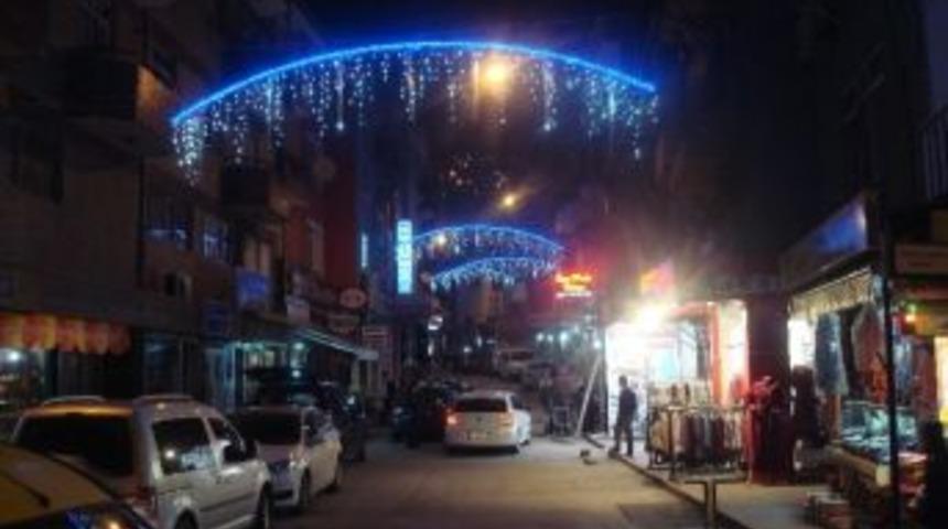 İzmit Belediyesi Sokak İyileştirme &Ccedil;alışmalarına Devam Ediyor