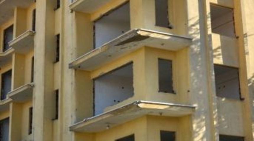 Depremin İzleri Silinmedi