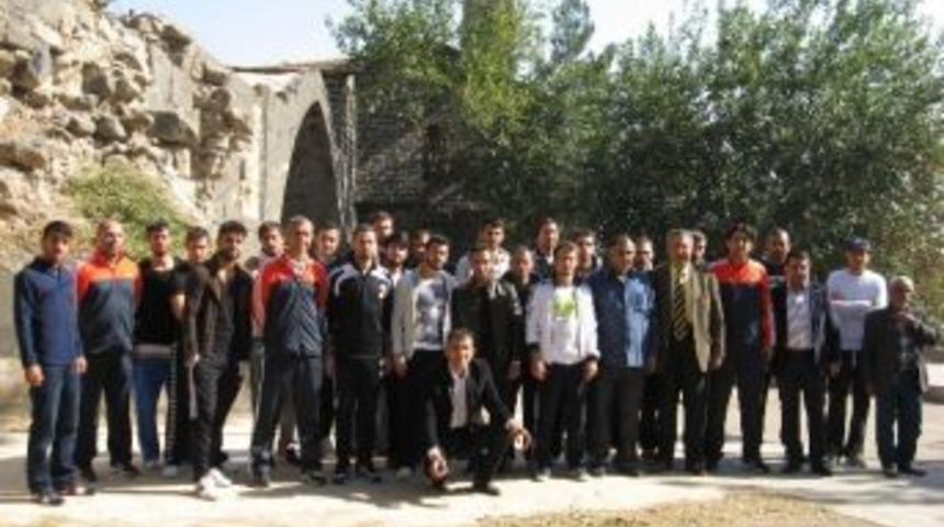 Yeni Diyarbakırspor İ&ccedil;in Şehit Sahabelerin T&uuml;rbesi &Ouml;n&uuml;nde Kurban Kesildi