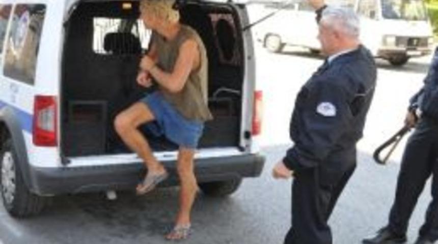 Sit Alanında Ağa&ccedil; Kesen Turist, Kendisini İkaz Eden Polise Testereyle Saldırdı