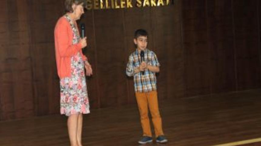 Yazar Smiley, &Ouml;ğrencilerle Buluştu