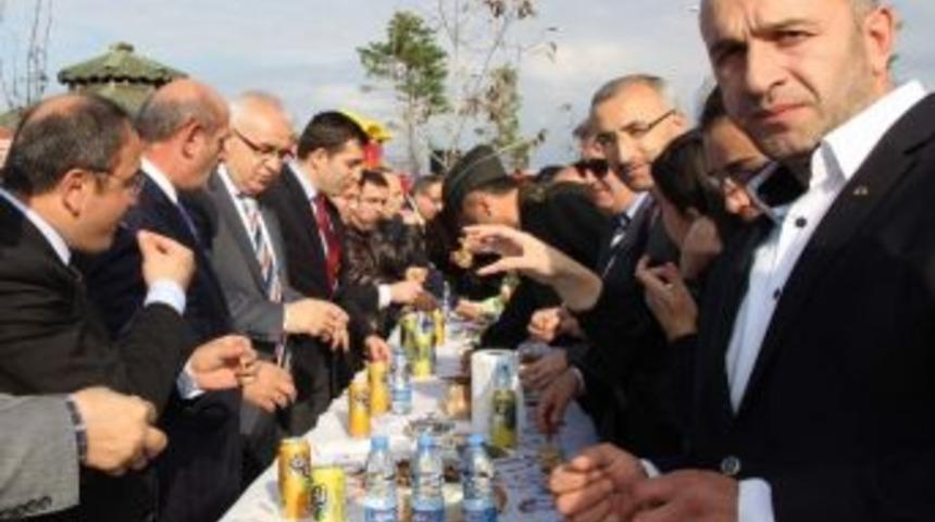 3 Bin Kişi 1 Ton Hamsiyi 1 Saatte T&uuml;ketti