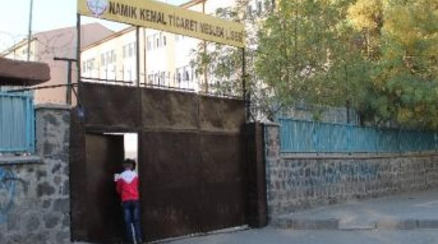 Diyarbakır&rsquo;da Bir &Ouml;ğrenci Silahlı Saldırıya Uğradı