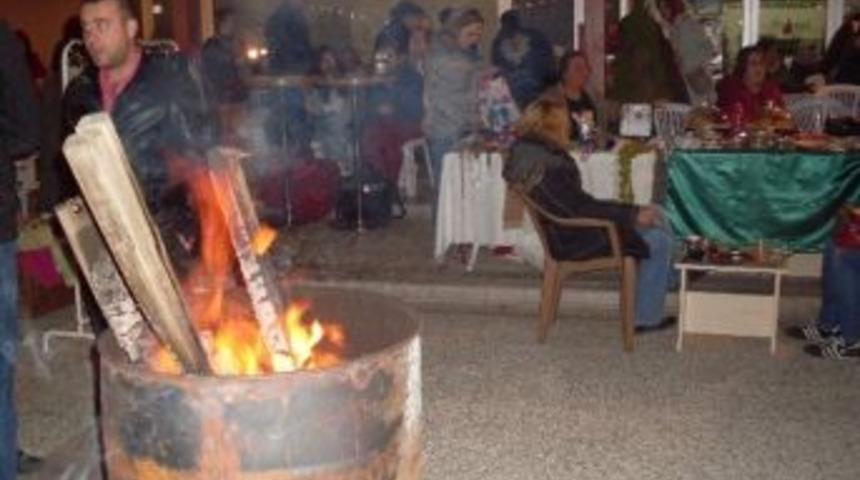 Kadınlar, M&uuml;zik Eşliğinde &Uuml;rettiklerini Satıyor