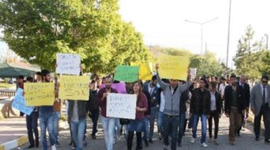 &Uuml;niversite &Ouml;ğrencilerinden Yol Eylemi