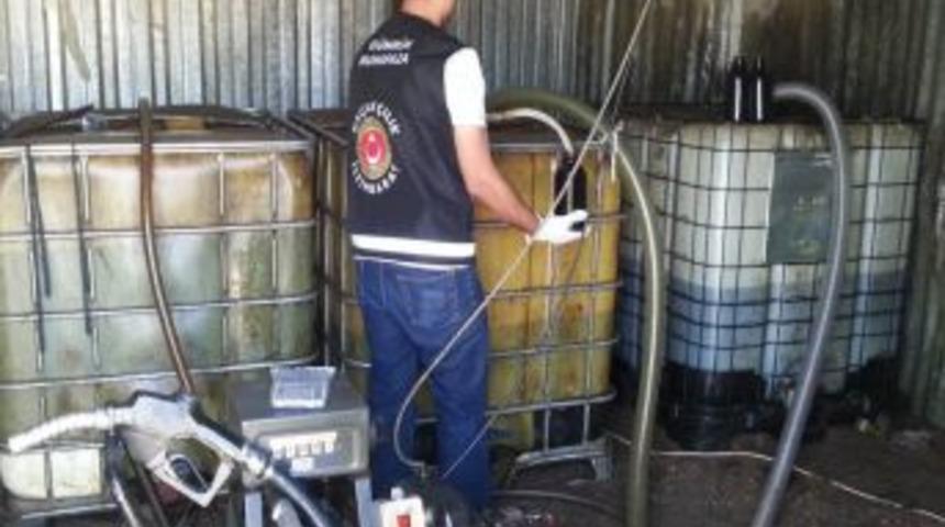 İzmir'de Bin 950 Litre Ka&ccedil;ak Akaryakıt Ele Ge&ccedil;irildi