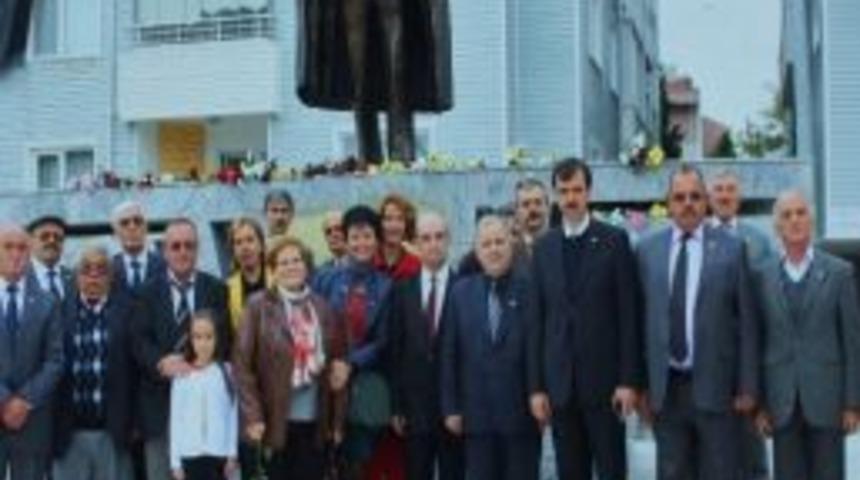 Chp Atat&uuml;rk Anıtını &Ccedil;i&ccedil;eklerle Donattı