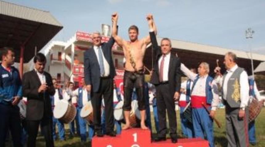 Kırkpınar Yağlı G&uuml;reşlerinin Altın Kemeri Başpehlivan Balaban'a T&ouml;renle Teslim Edildi