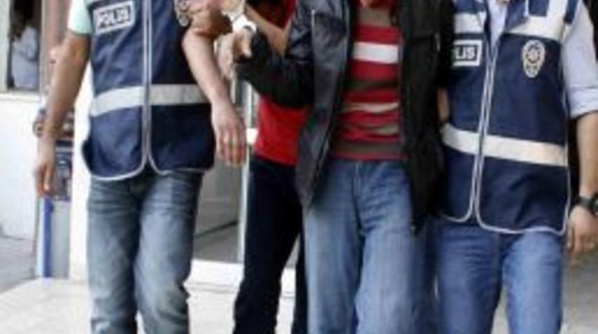 Ş&uuml;phe &Uuml;zerine Durdurulan Ara&ccedil;taki 2 Kişi Dolandırıcı &Ccedil;ıktı