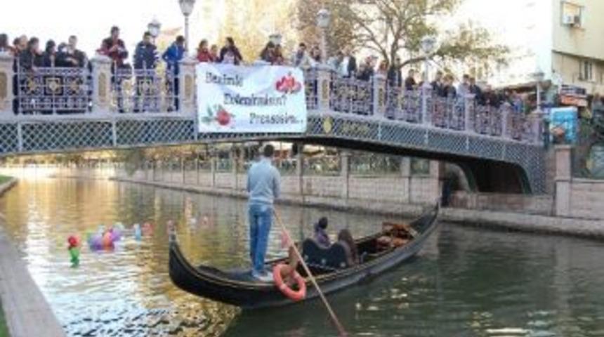 Porsuk &Ccedil;ayı &Uuml;zerinde Evlilik Teklifi