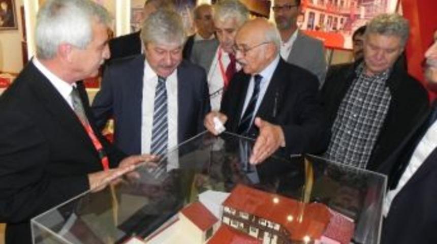 Antalya Belediye Başkanı'na &Ouml;demiş Efe Heykeli