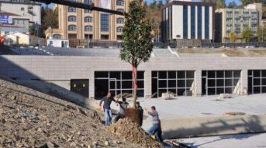 Kent Meydanı &Ccedil;alışmaları S&uuml;r&uuml;yor