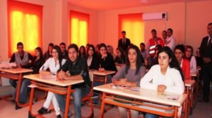 Gen&ccedil;lik Hizmetleri Ve Spor İl M&uuml;d&uuml;rl&uuml;ğ&uuml;'nden Gen&ccedil;lere Kan Bağışı Bilgilendirmesi