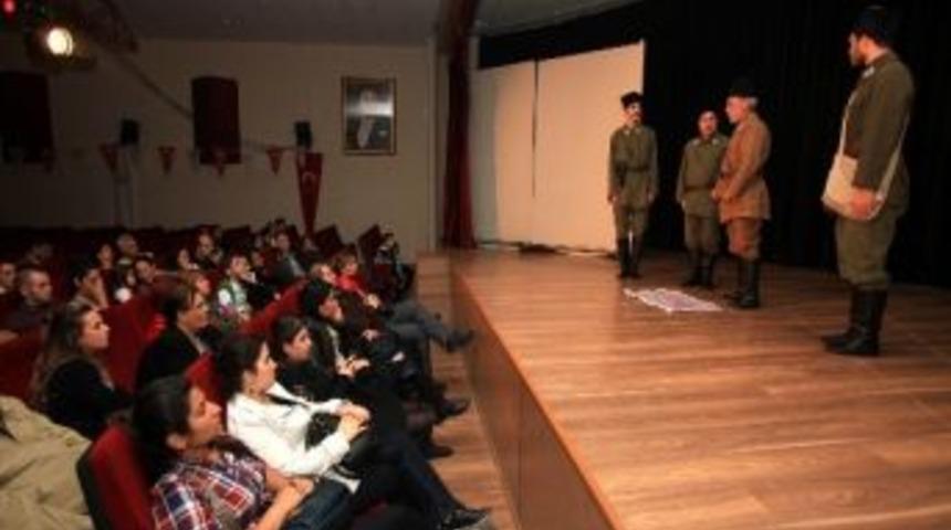 "cumhuriyet T&uuml;rk&uuml;s&uuml;" Karabağlar'da Sahnelendi