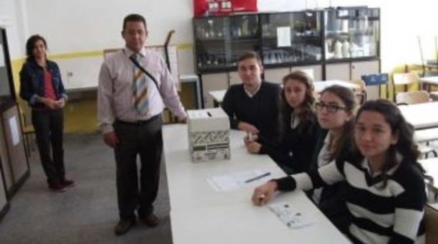 &Ouml;ğrenciler Demokrasi İ&ccedil;in Oy Kullandı