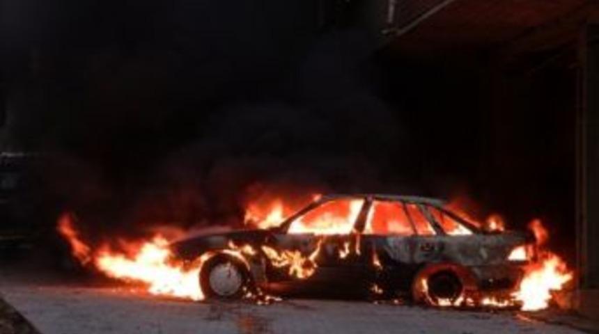 Mazot Ka&ccedil;ak&ccedil;ısı Az Daha Aracıyla Birlikte Kendini De Yakıyordu