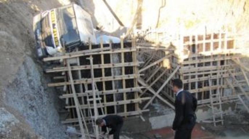 Hisarcık&rsquo;ta Beton Mikseri Devrildi: 1 &Ouml;l&uuml;