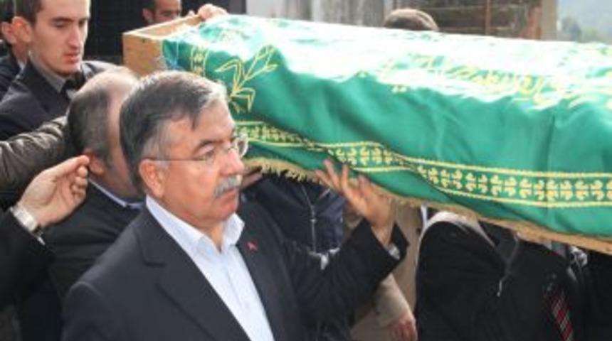 Milli Savunma Bakanı Yılmaz, Giresun&rsquo;da Cenaze T&ouml;renine Katıldı