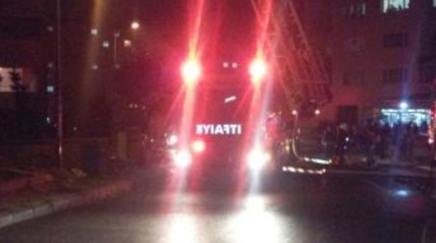Kartal&rsquo;da &Ccedil;atı Katında &Ccedil;ıkan Yangın Paniğe Neden Oldu