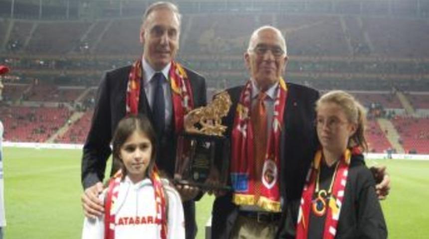 T&uuml;rk Telekom&rsquo;dan Galatasaray&rsquo;ın Efsane Isimlerinden Nur Danişmend&rsquo;e Plaket