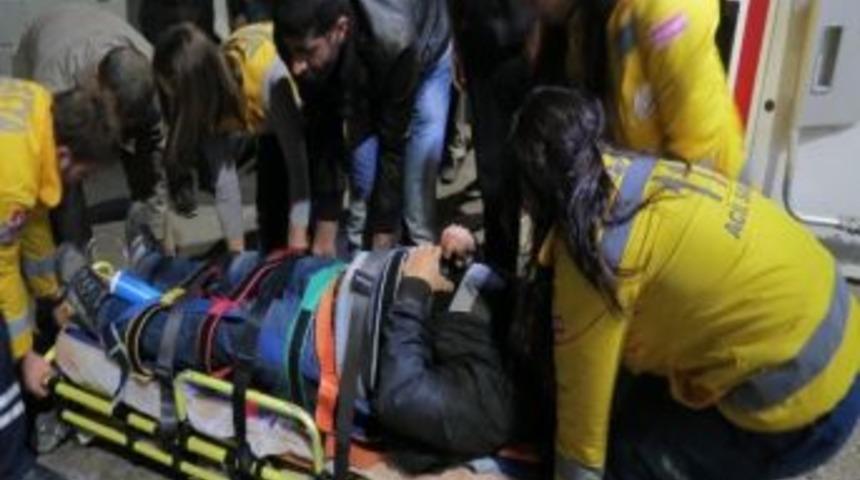 Otomobil Kaldırıma &Ccedil;ıktı, Yayalara &Ccedil;arptı: 2 Yaralı