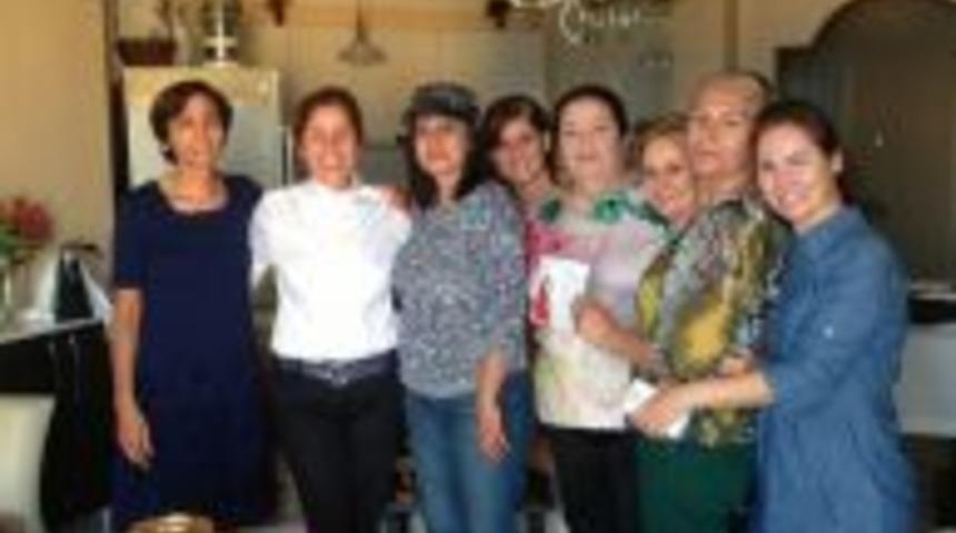 Zehra Korkmaz, g&uuml;nd&uuml;zleri esnaf, geceleri ev ziyaretlerini s&uuml;rd&uuml;r&uuml;yor