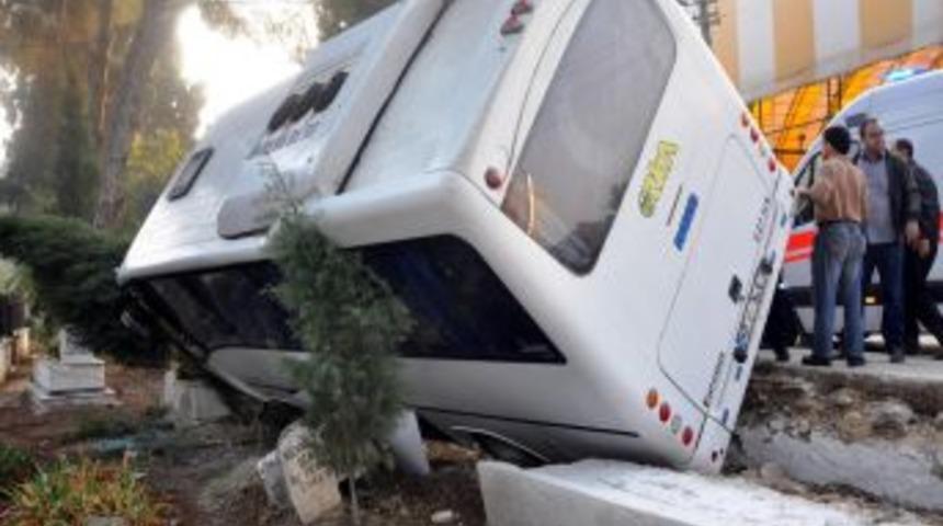 Manisa'da Iş&ccedil;i Taşıyan Servis Midib&uuml;s&uuml; Devrildi: 20 Yaralı