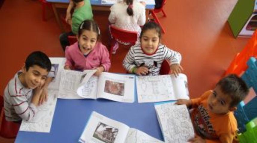Kocaeli'nde Minik Okullulara Boyama Kitabı Dağıtılıyor