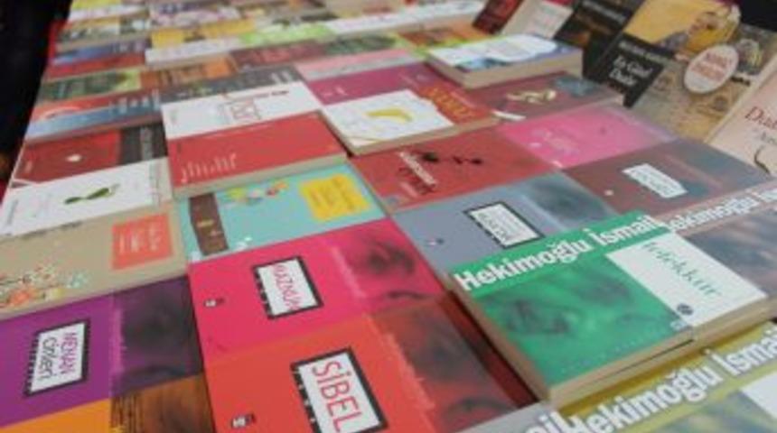 Kitap, Sevenleriyle Buluşuyor