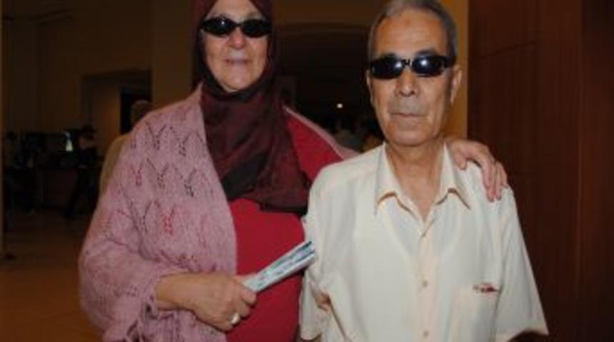 Huzurevinde Kalan G&ouml;rme Engelli &Ccedil;ift, Hayata 'birlikte Dokunarak' Tutunuyor