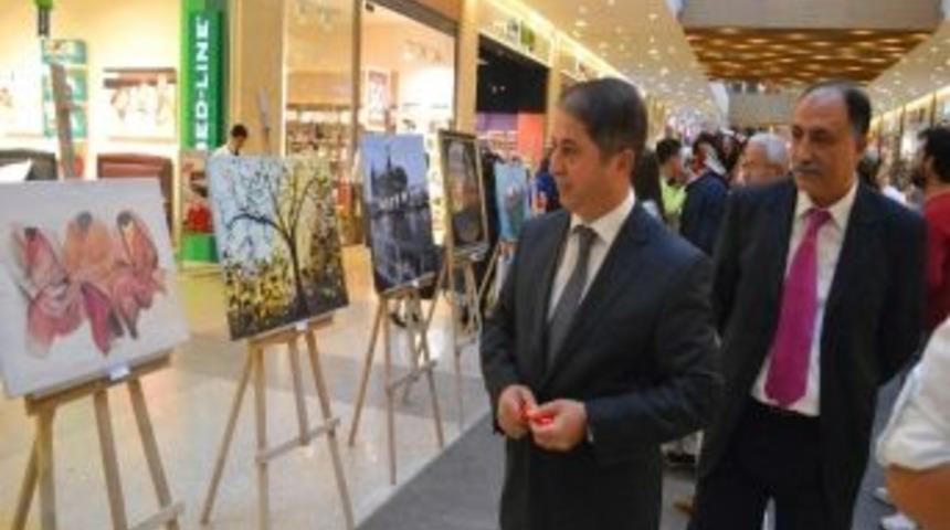 Kahramanmaraşlı Ressam Piazza'da Sergi A&ccedil;tı