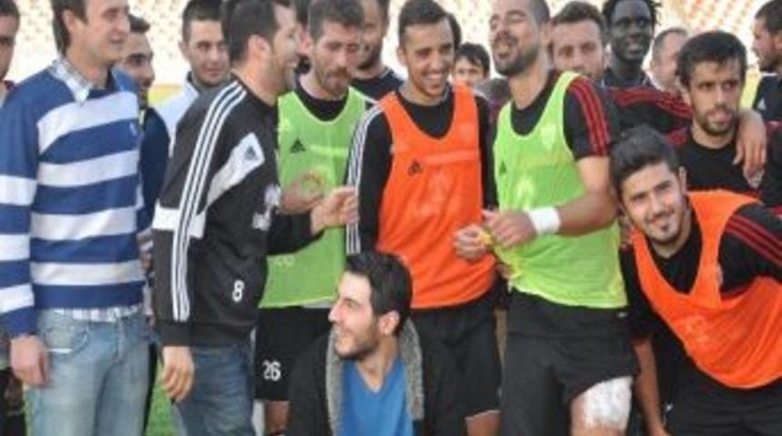 Siyah İnciler'den Somaspor'a Tatlı İkramı