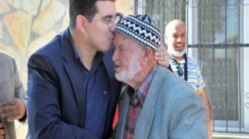 T&uuml;t&uuml;nc&uuml;, Okul Yaptıran 80 Yaşındaki Hayırseveri Alnından &Ouml;pt&uuml;