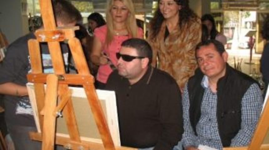 Ressam &Ouml;zlem Kasap&rsquo;tan D&uuml;nya Beyaz Baston G&uuml;n&uuml;ne Destek