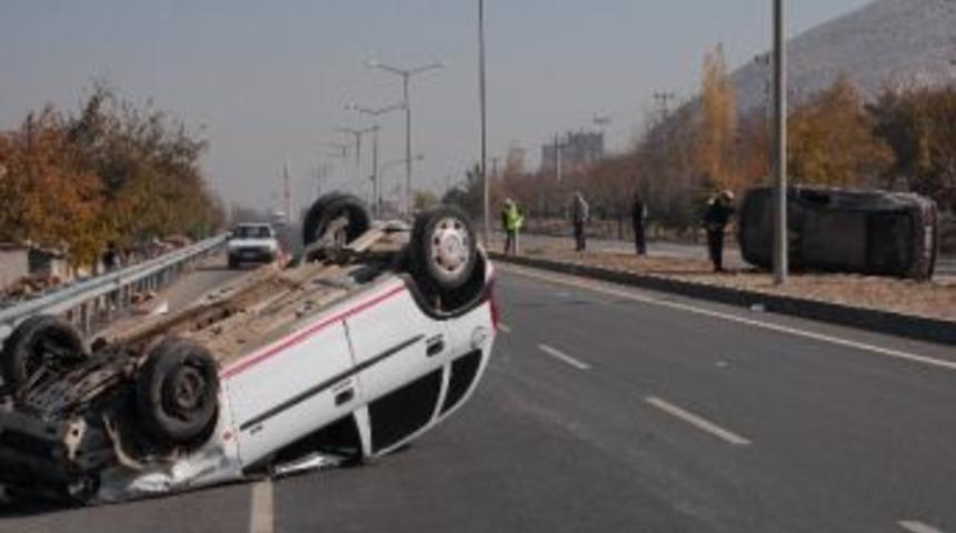 K&ouml;pekten Ka&ccedil;an İki Ara&ccedil; Birbirine &Ccedil;arptı