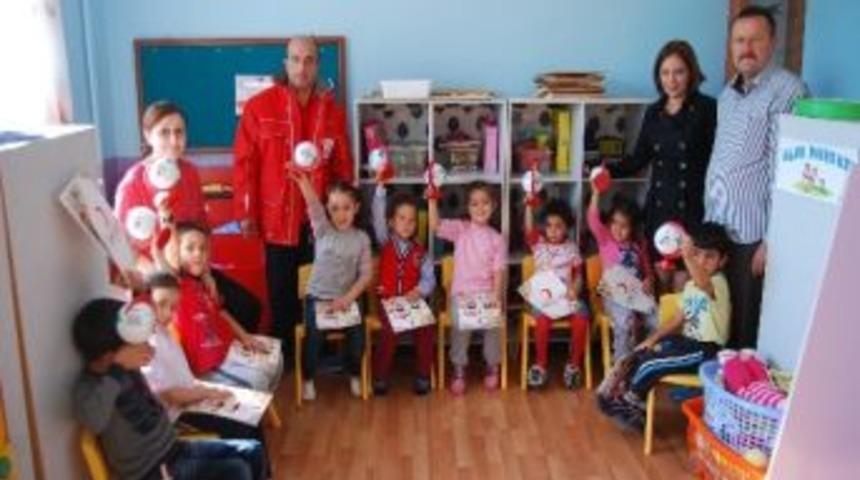 Kızılay Malkara Şubesi &Ouml;ğrencilere Hediye Dağıttı