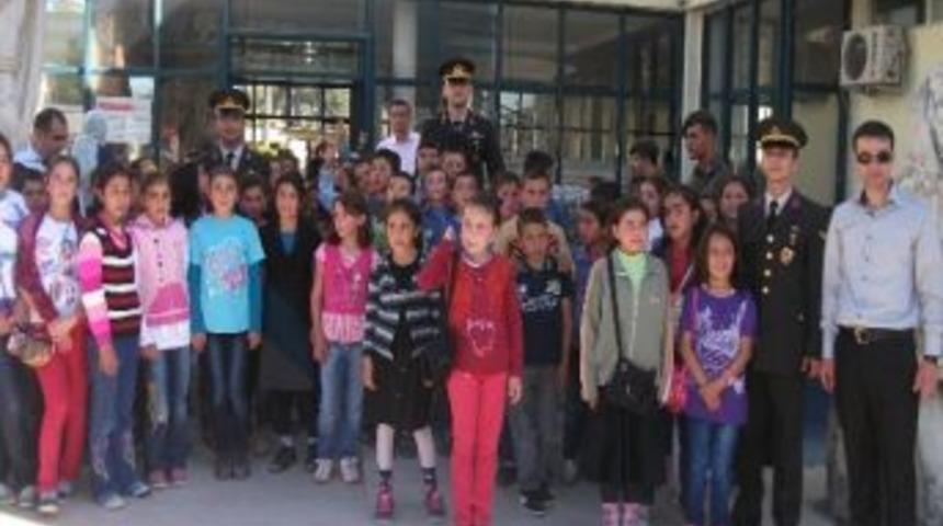 Minikler, Jandarma İle Eğlendi