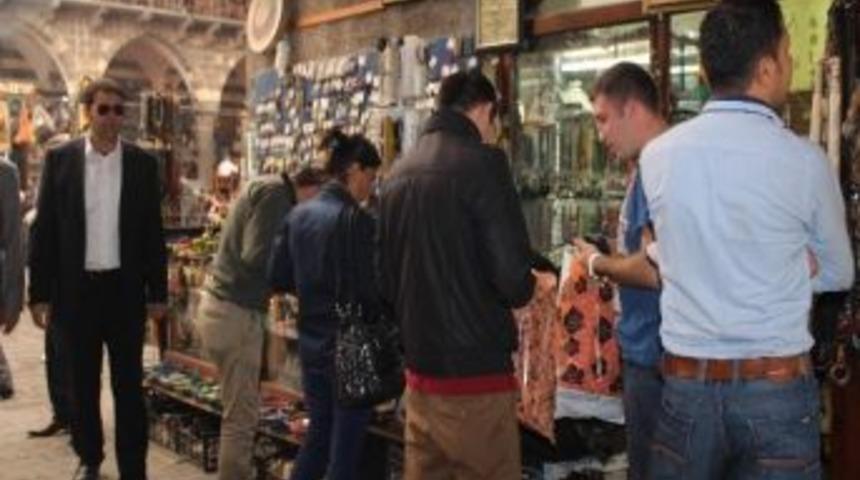 Diyarbakır'a Gelen Turistler Ensafın Y&uuml;z&uuml;n&uuml; G&uuml;ld&uuml;r&uuml;yor